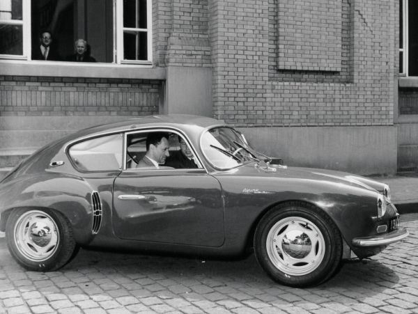 Die Alpine A106 von 1955 – zierlich, leicht und voller französischem Esprit. Mit ihr begann die rasante Erfolgsgeschichte einer Marke Fotos: Alpine