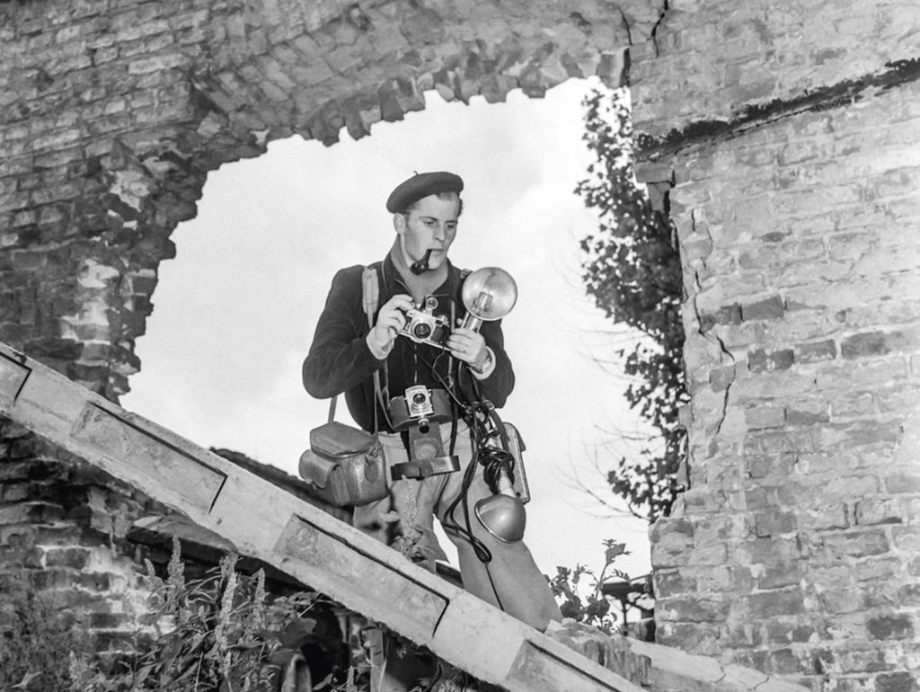 Gerhard Puhlmann 1955 mit Kamera in der Hand