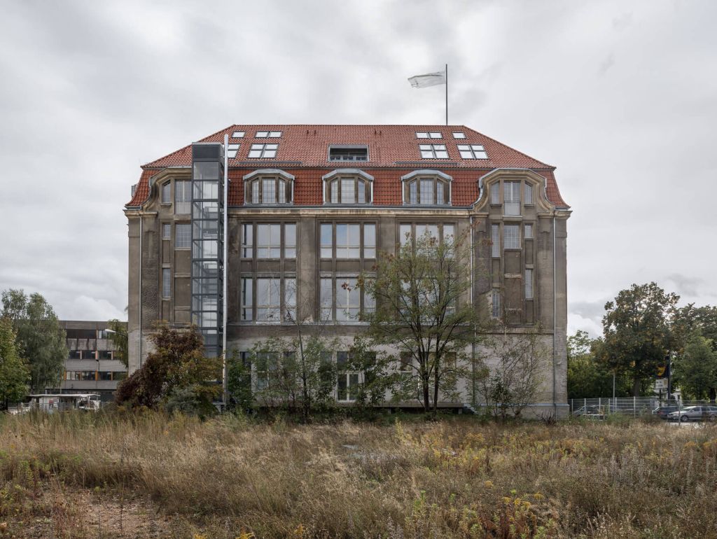 Eine historische Villa mit vielen großen Fenstern, die sein Alter und seine architektonische Pracht widerspiegeln