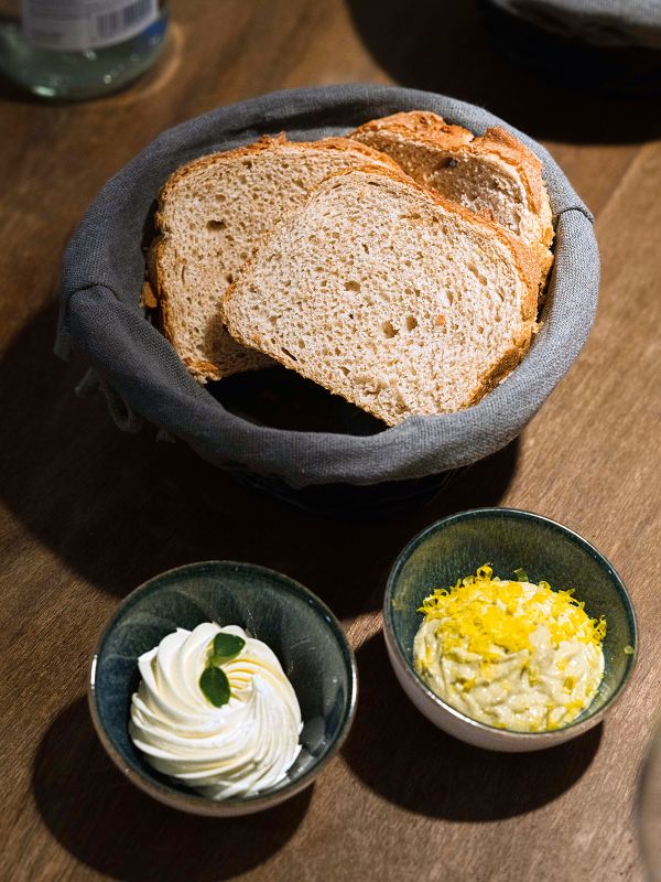 Eine Schale Brot sowie zwei Schalen jeweils mit Aufstrichen