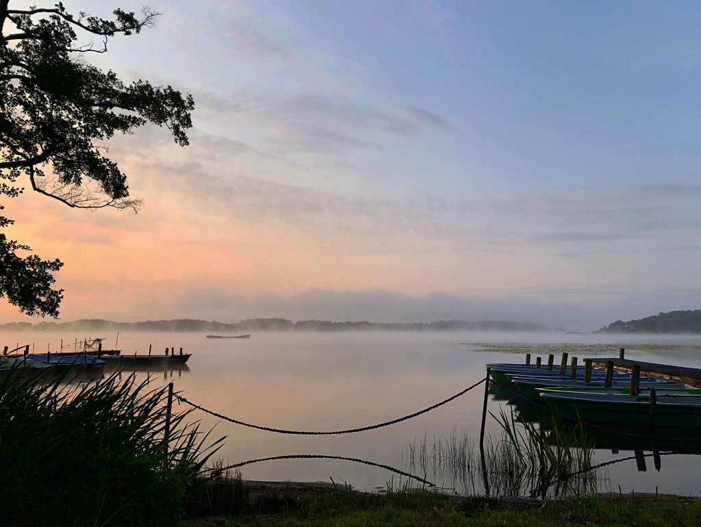 Blick auf einen See am Abend