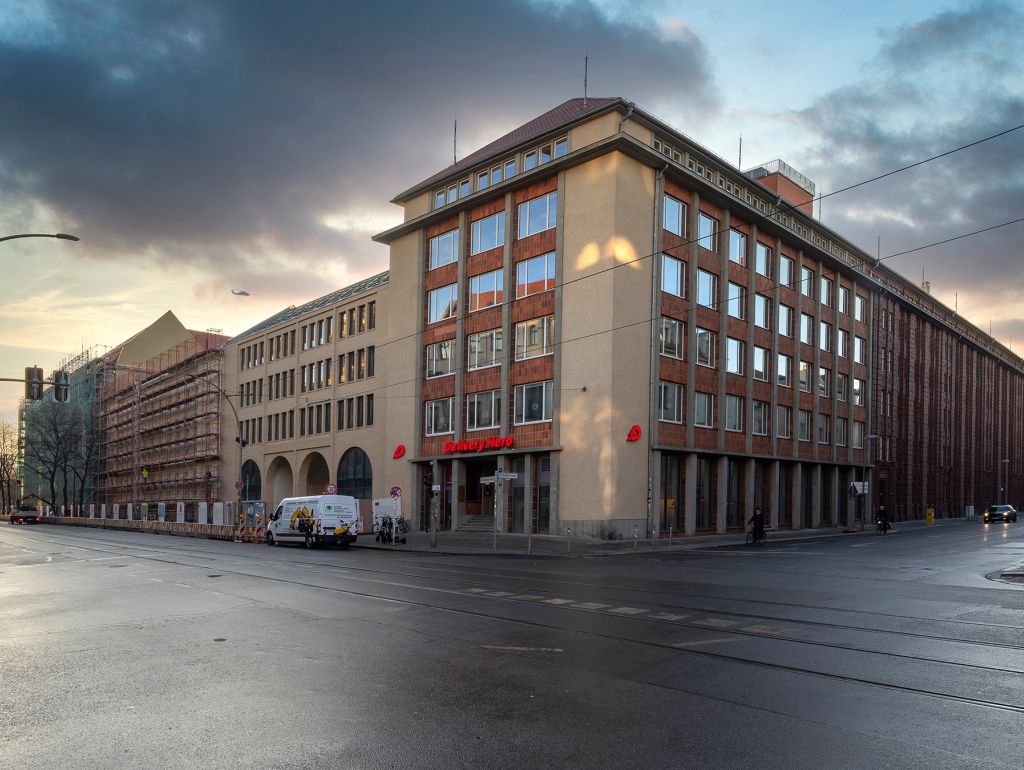 Eckgebäude - das Fernsprechamt und Torhaus von der Oranienburger- Ecke Tucholskystraße