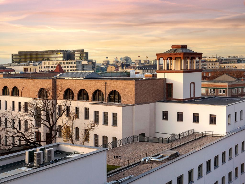 Ein Gebäude mit einem Uhrenturm ähnlichen Ansatz in der Dämmerung