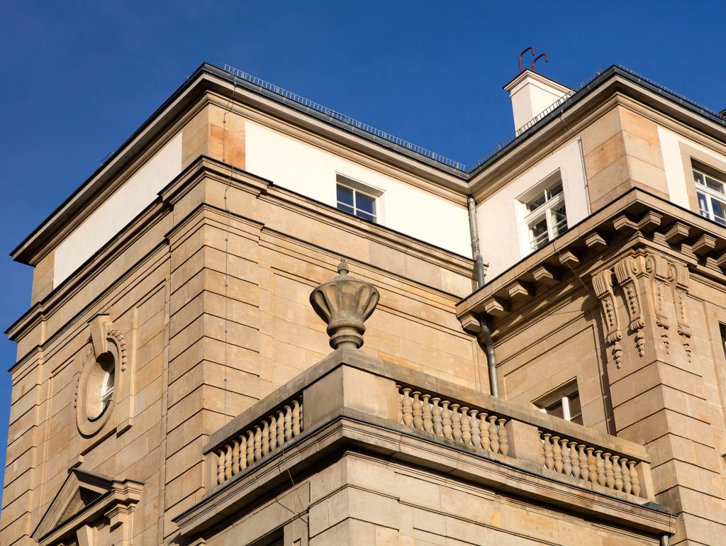 Aufnahme von einem Haus mit Steingeländer