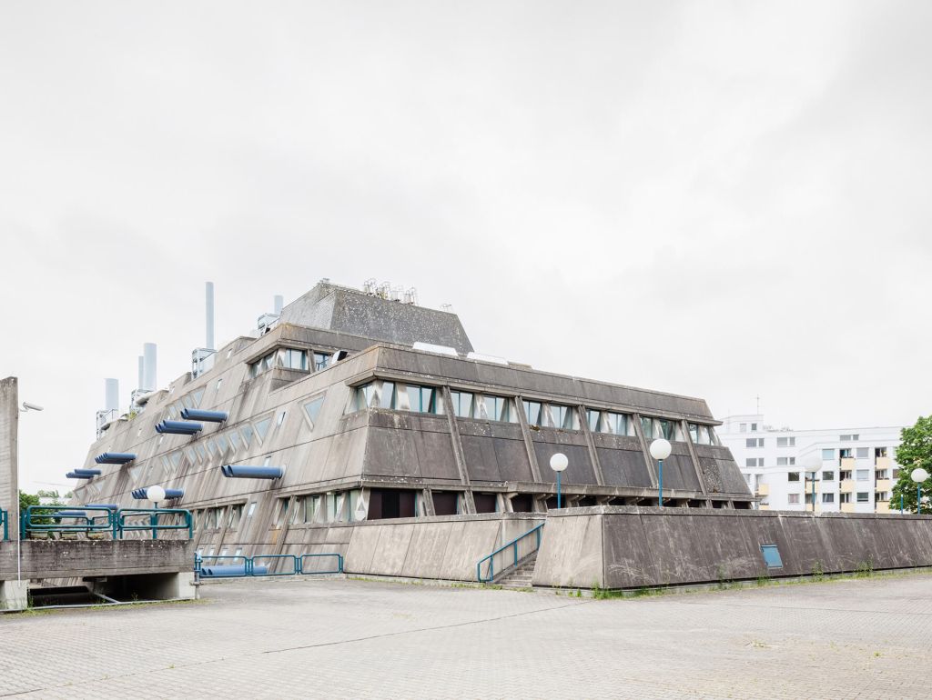 Ein graues Betongebäude, in welchem früher Tierlaboratorien waren