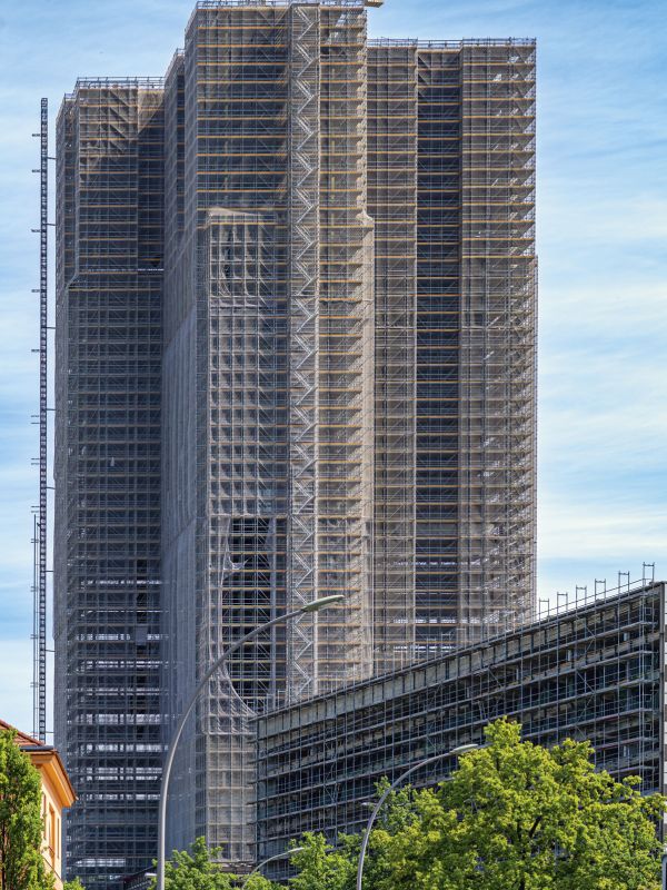 Das Hochhaus Steglitzer Kreisel mit Außengerüst zum Umbau