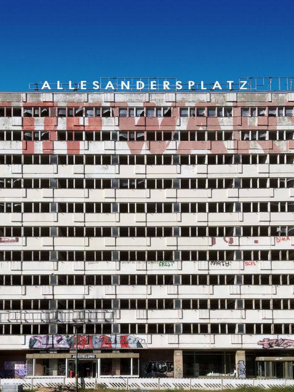 Haus der Statistik mit dem Schriftzug "ALLESANDERSPLATZ"