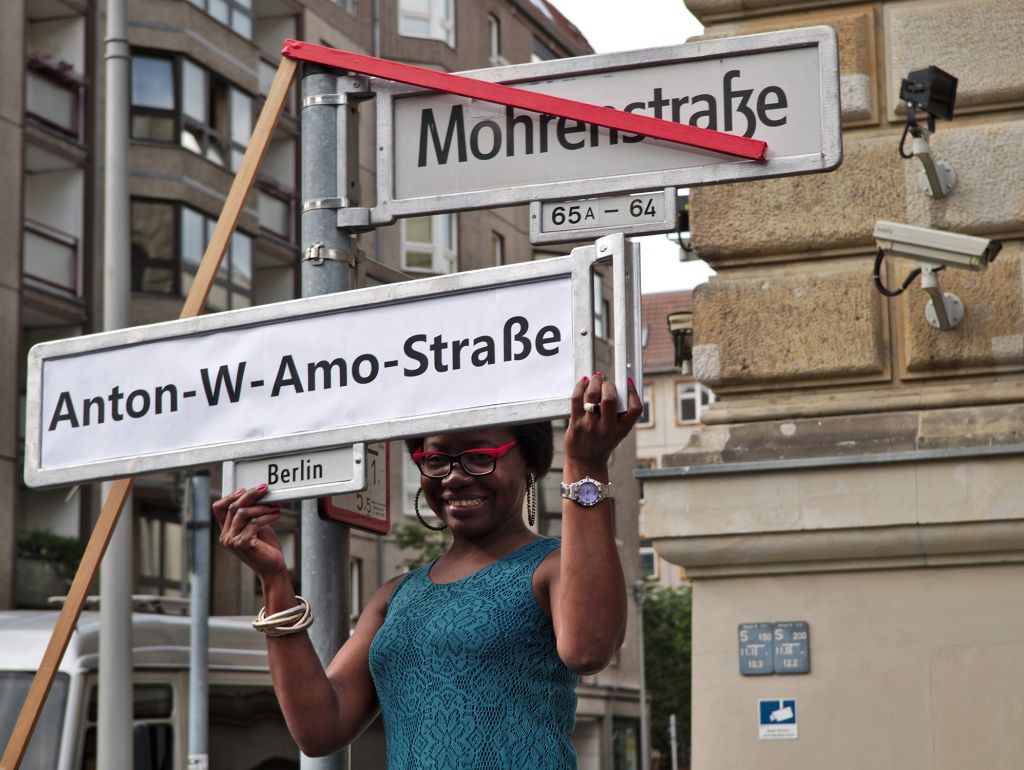 Frau hält Straßenschild