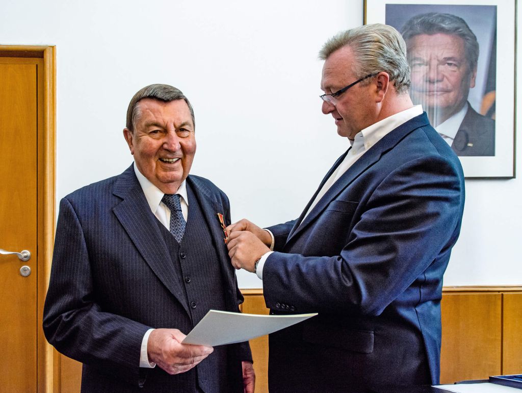 Frank Henkel (CDU) ehrt 2016 Klaus-Jürgen Jahn für seinen Verein Sport gegen Gewalt e.V. mit dem Bundesverdienstkreuz