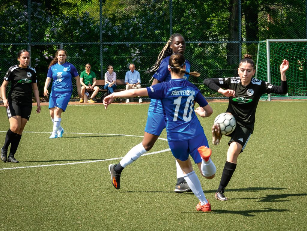 Frauen spielen Fußball