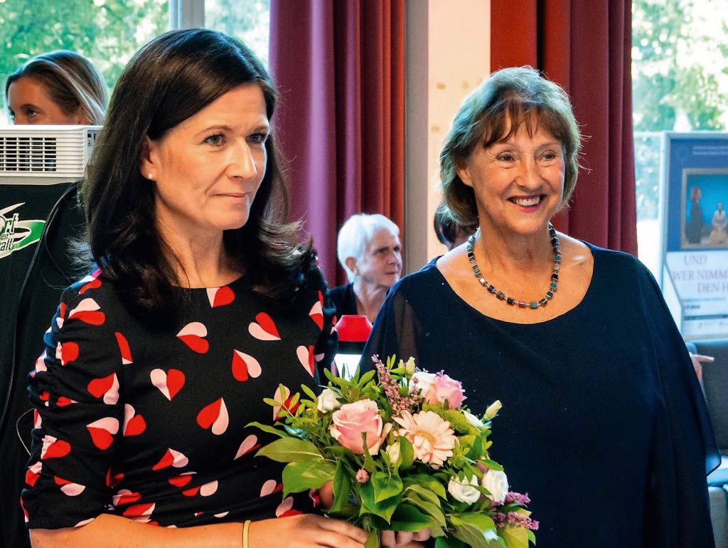 Katharina Günther-Wünsch, Senatorin für Bildung, Jugend und Familie und Carola Kirchner, 2. Vorsitzende des Vereins Sport gegen Gewalt bei der Jubiläumsfeier