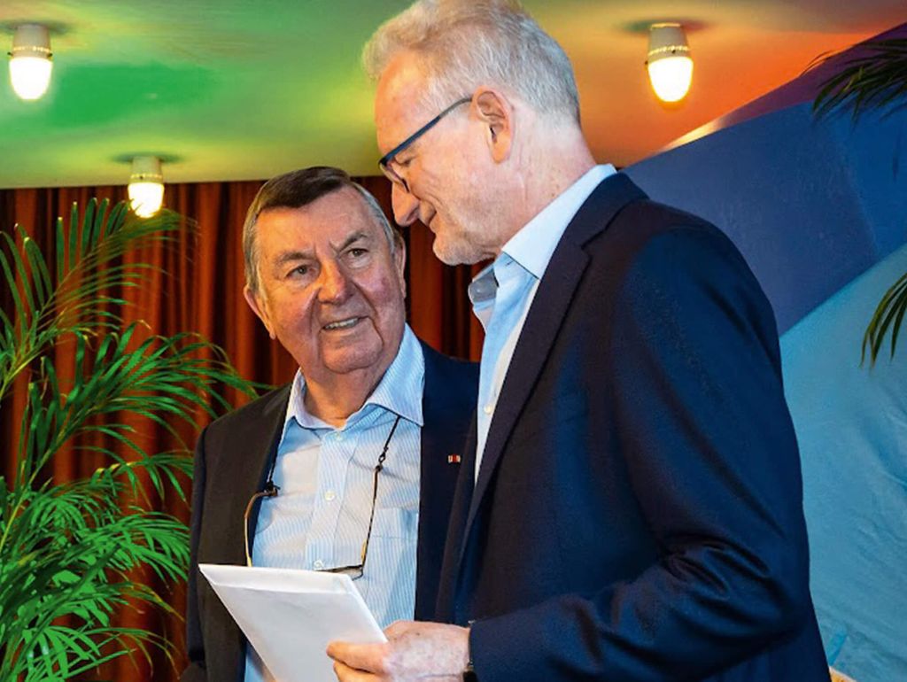 Klaus-Jürgen Jahn mit Sport-gegen-Gewalt-Hauptsponsor Joachim Straub (Sika)