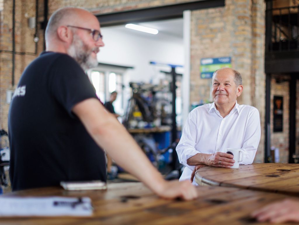 Bundeskanzler Scholz zu Besuch bei der vit:bikes Fahrradwerkstatt