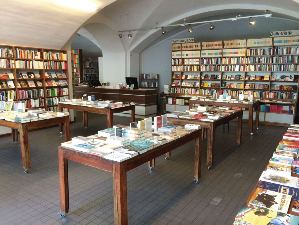 Büchertische und Regale in einem Raum mit gewölbter Decke