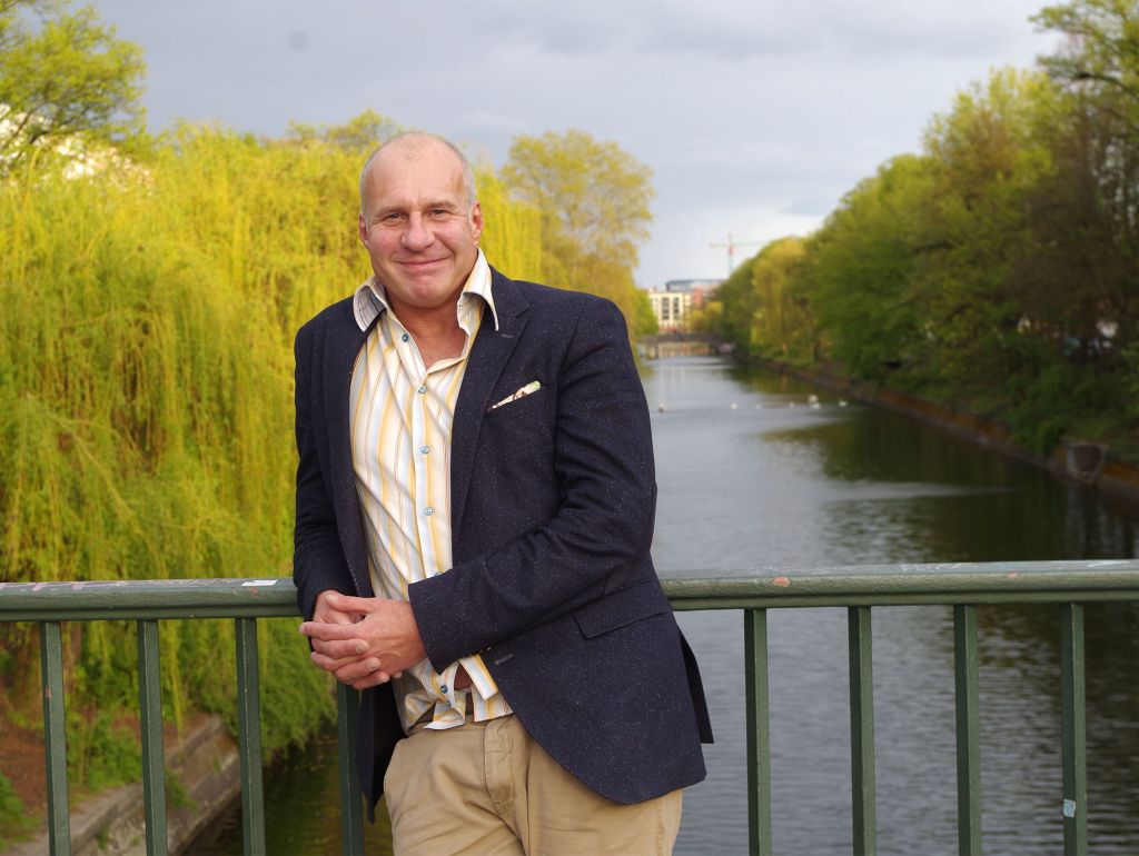 Dr. Elfenbein auf einer brücke, im hintergrund trauerweiden uns wasser