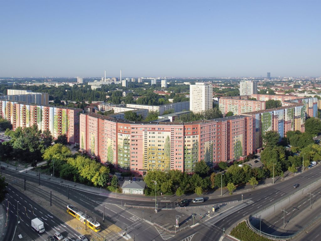 Großer Plattenbau Wohnblock, bamalt mit naturmotiven 