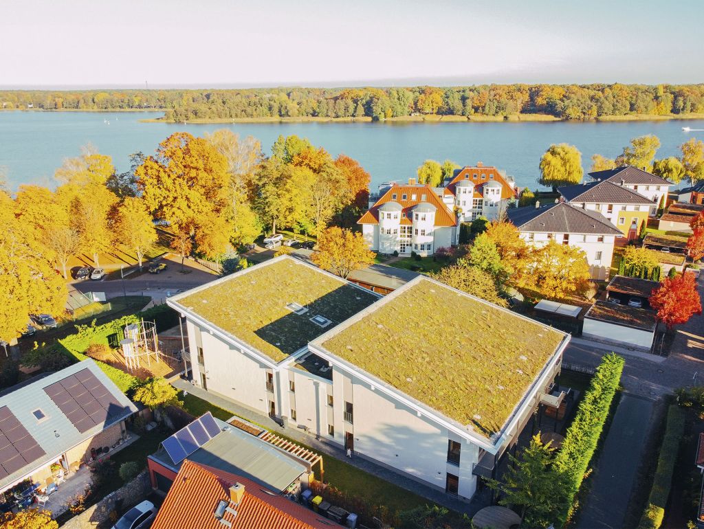 Luftbildaufnahme eines Kindergartens in Wassernähe