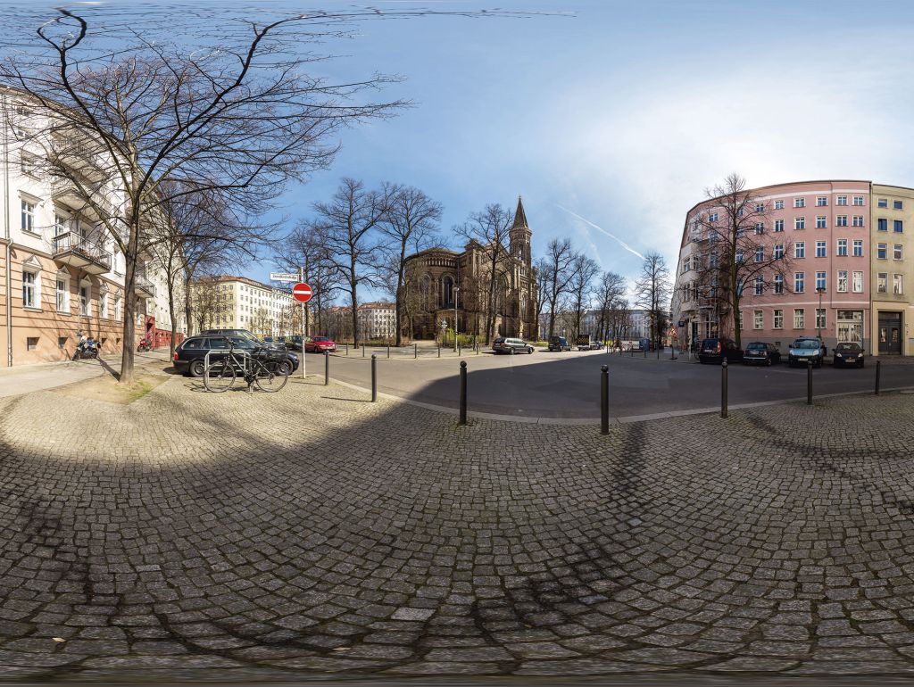 der Zionskirchplatz. man sieht eine kleine kirche