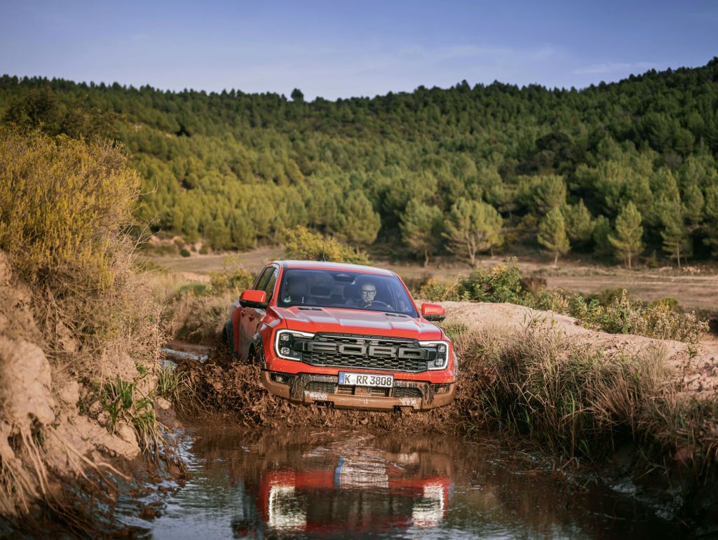 Ford Raptor fährt durch schlammiges Wasser