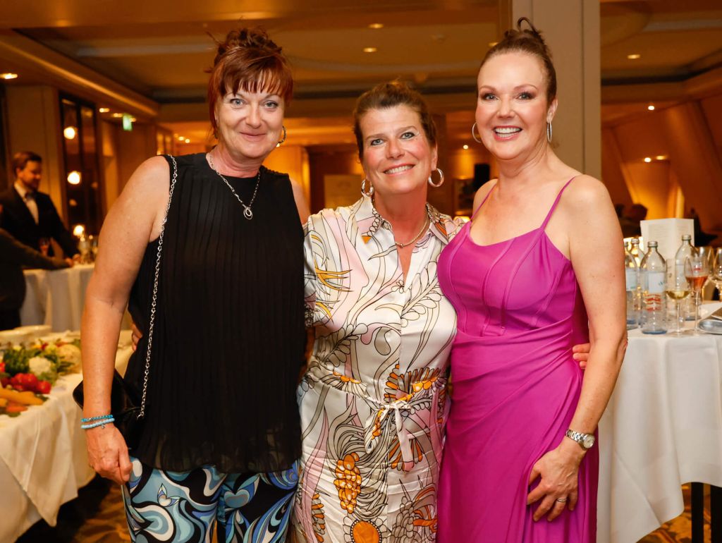 Martina Book mit Gast und Christine Rehbein