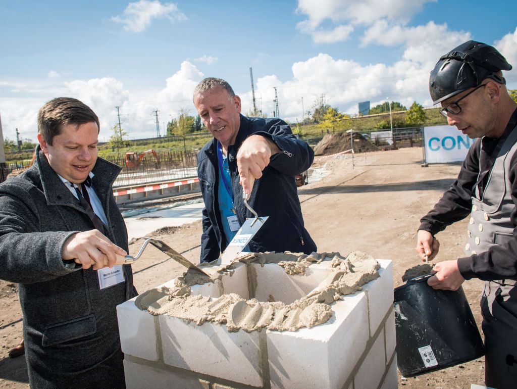Grundsteinlegung an der Rummelsburger Bucht mit Lichtenbergs Bürgermeister Martin Schaefer (links) und Coral-World-Manager Erez Ben-nun (Mitte) 