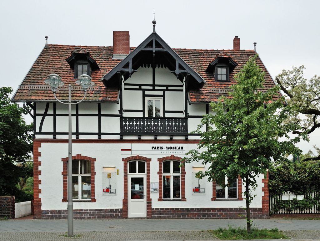 Das kleine freistehende Fachwerkhaus in Moabit wurde 1897 als Gaststätte ParisMoskau erbaut