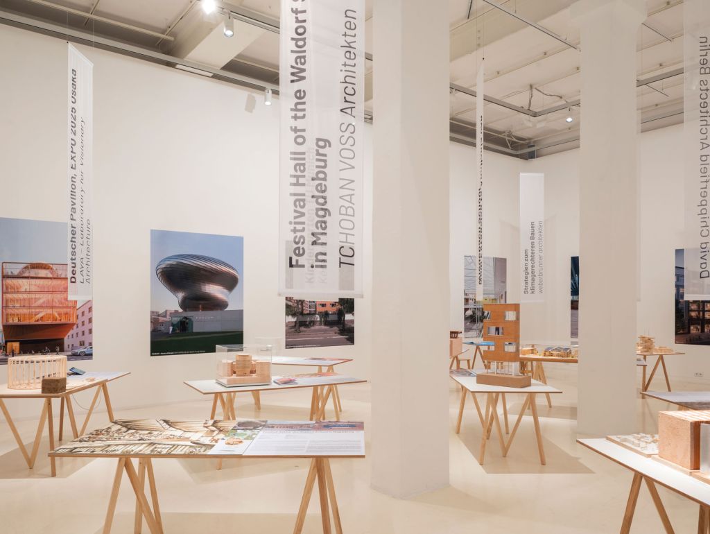 Die Ausstellung bei Aedes zeigt verschiedene Holzbaumodelle