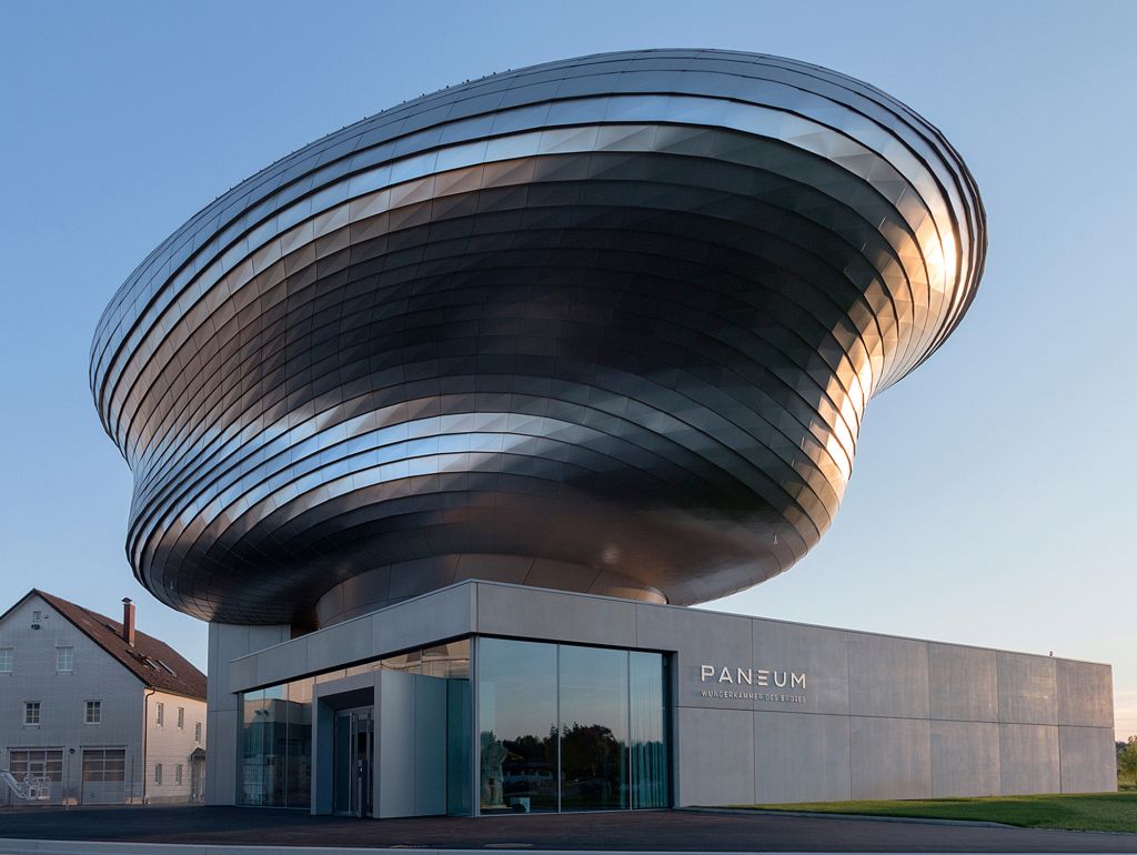 Ein Museum mit moderner Metallhülle und einem „Herz aus Holz“