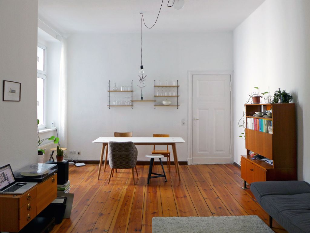 zimmer Hell, lowboard links vordergrund, mitte hinten Tisch, rechts kommode davor liege 