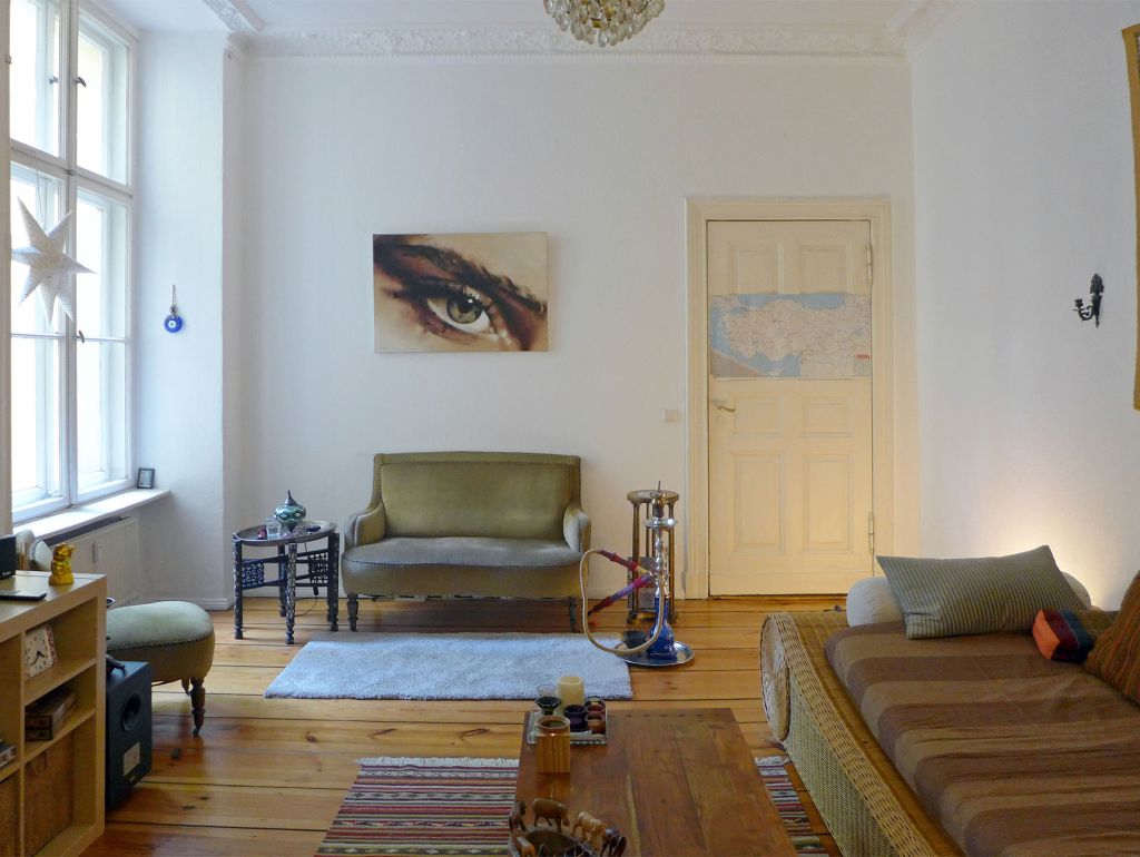 Zimmer Hell, couch rechts, kommode Links hintergrund Sessel darüber gemälde