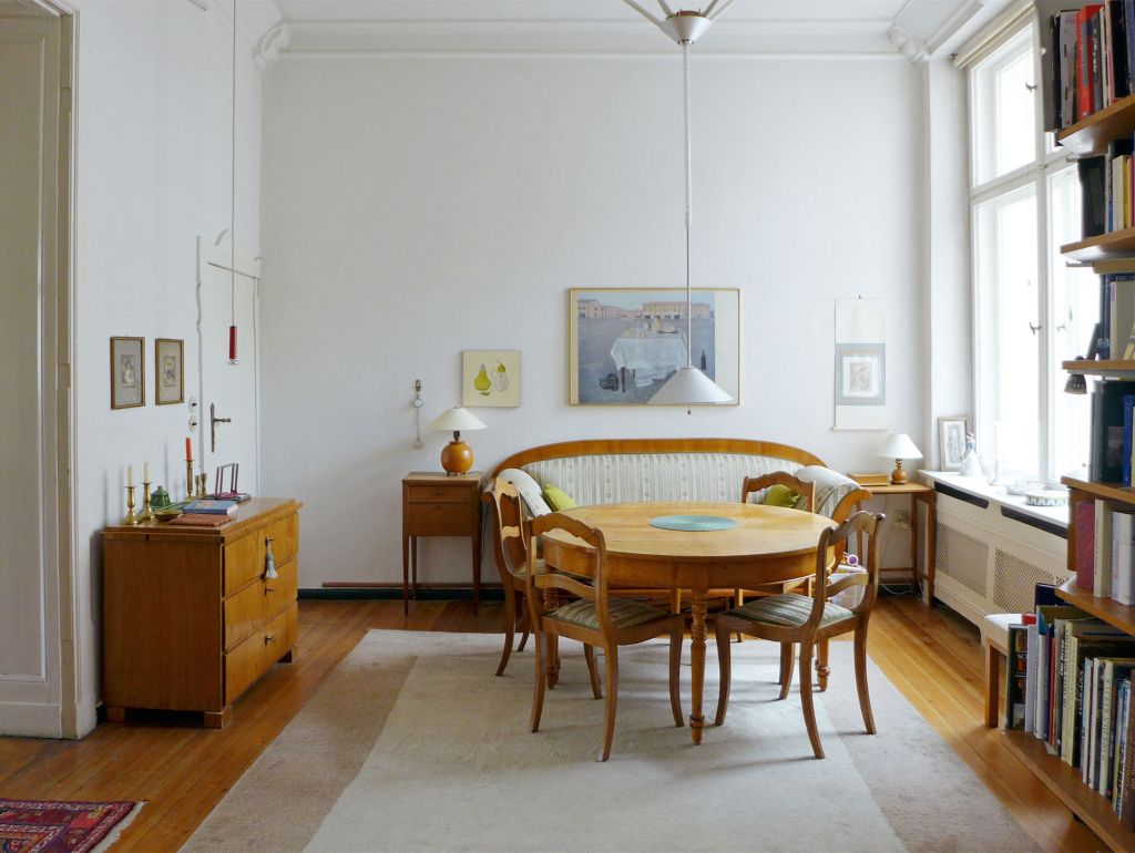 blick auf ein Zimmer, Hell, Tisch und Kommode