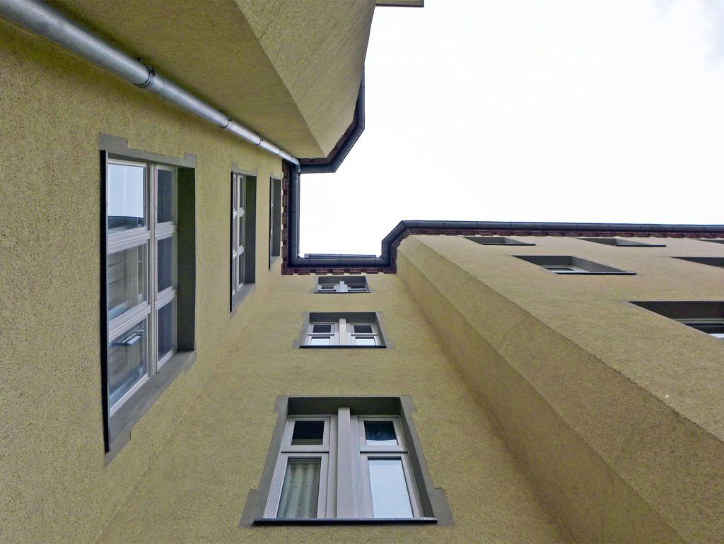 Blich von unten nach oben an einem Haus entlang
