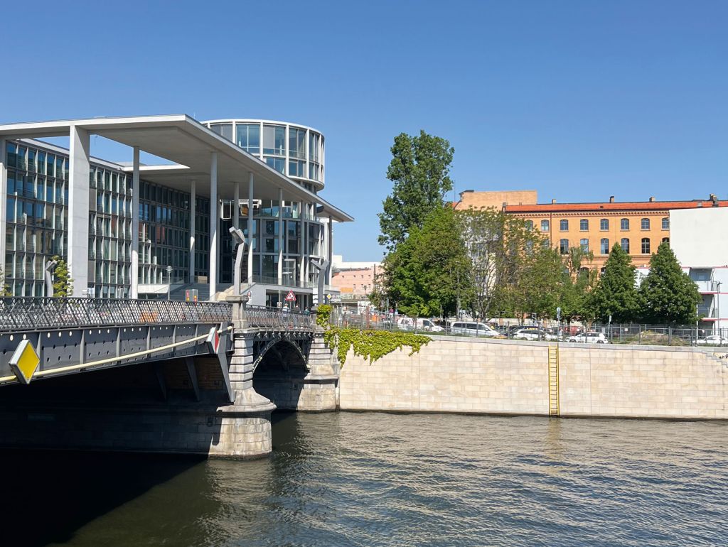 Das Regierungsensemble am Spreebogenpark mit Erweiterungsbau des Marie-Elisabeth-Lüders Hauses