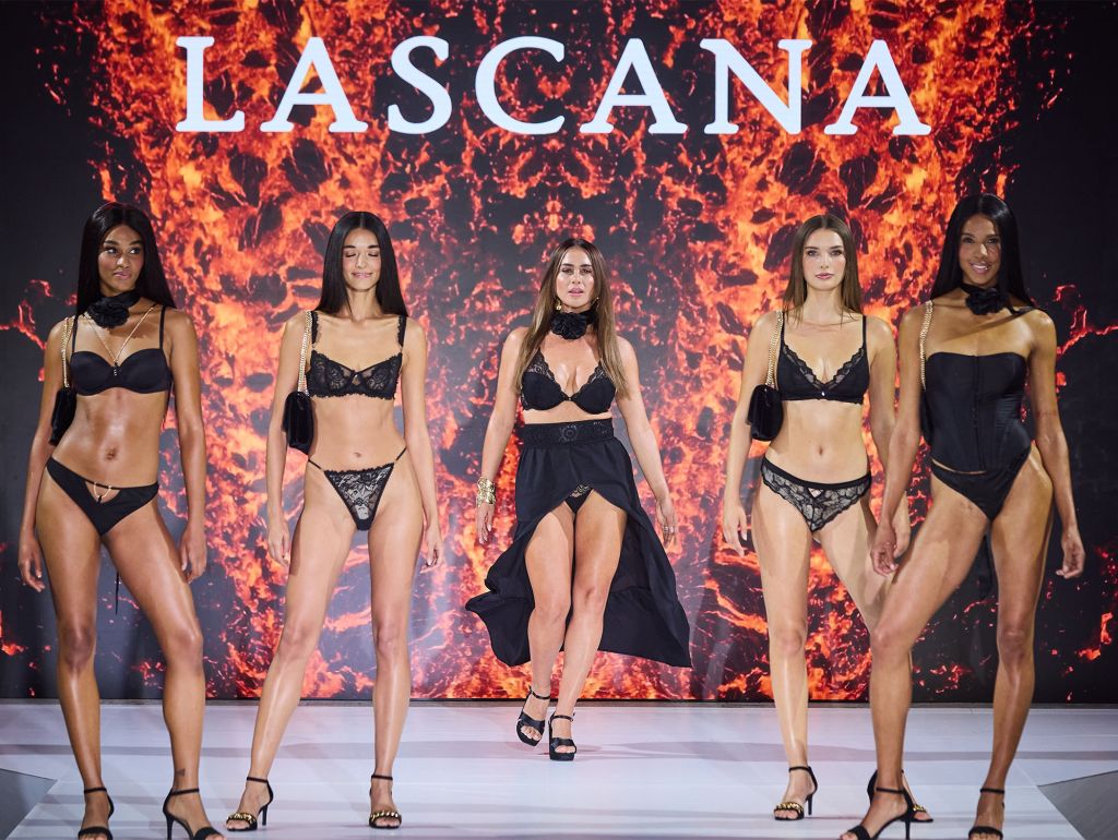 jessica Haller und 4 Models auf einer bühne 