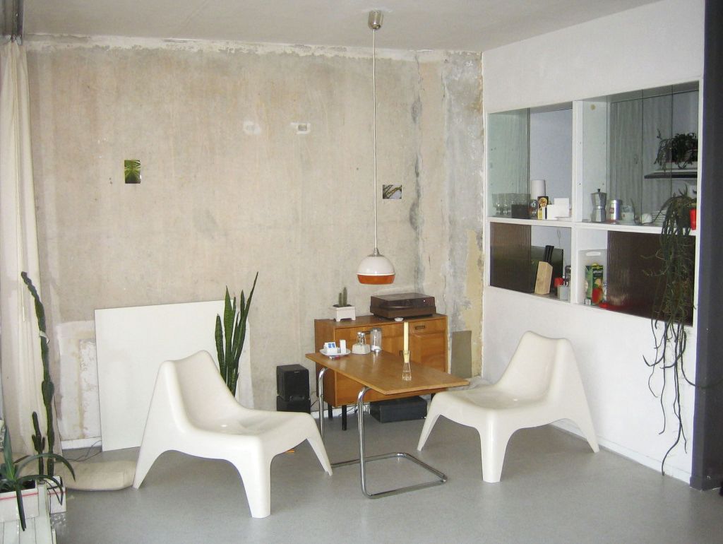 Zimmer, rohe Betonwände, weiße möbel