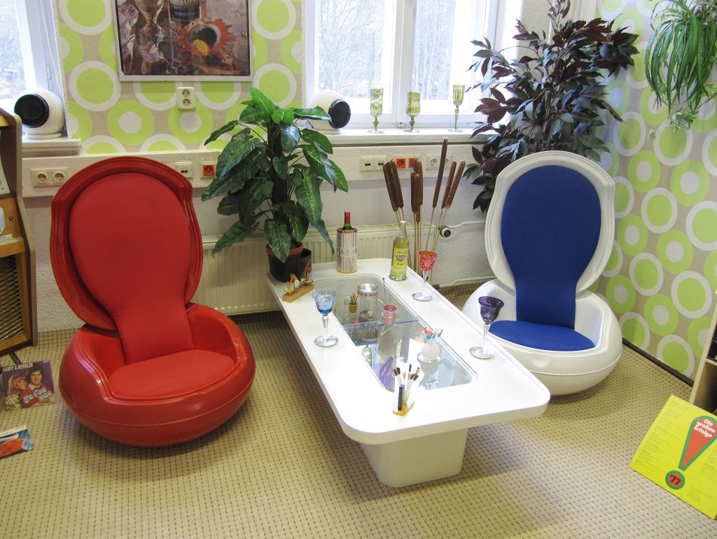 „Senftenberger Sitzei“, klappbares Designmöbel von Peter Ghyczy