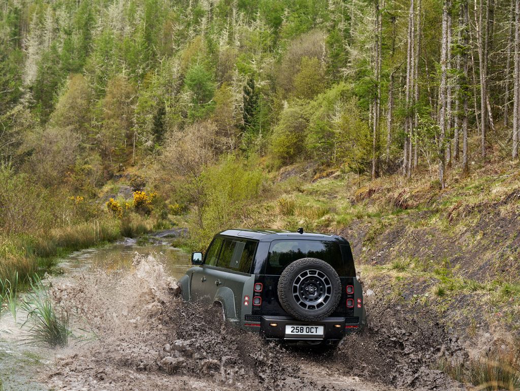 Defender Octa fährt durch einen Fluss