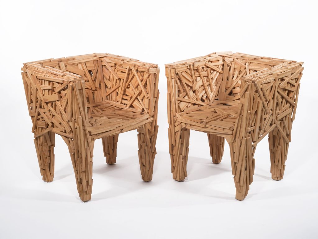 Stühle zusammengesetzt aus vielen Holzresten