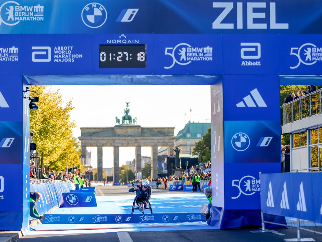 Marcel Hug an der Ziellinie beim BMW Berlin-Marathon 2024