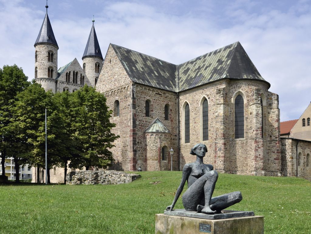 Das Kunstmuseum Magdeburg im Kloster Unser Lieben. Im Vordergrund die Plastik „Das Jahr ’65“ von Jenny Mucchi-Wiegmann