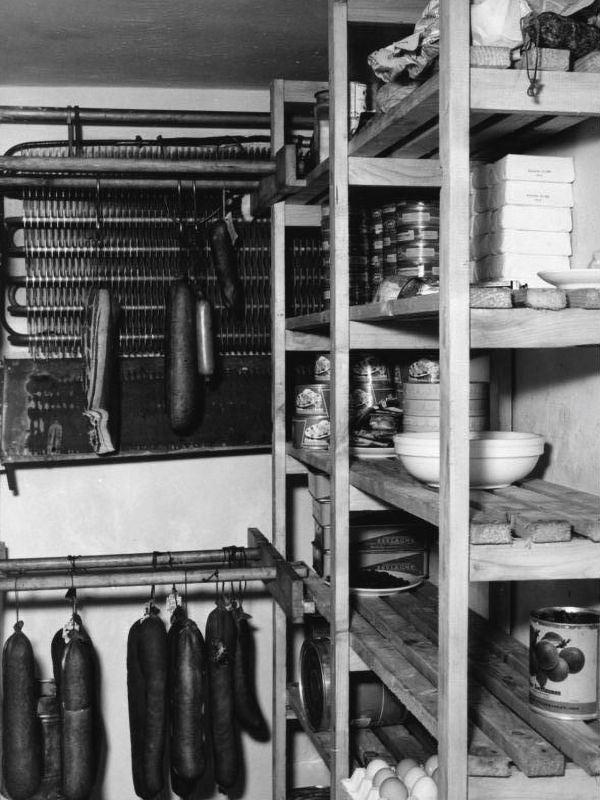 Blick in eine Speisekammer Jahr 1958