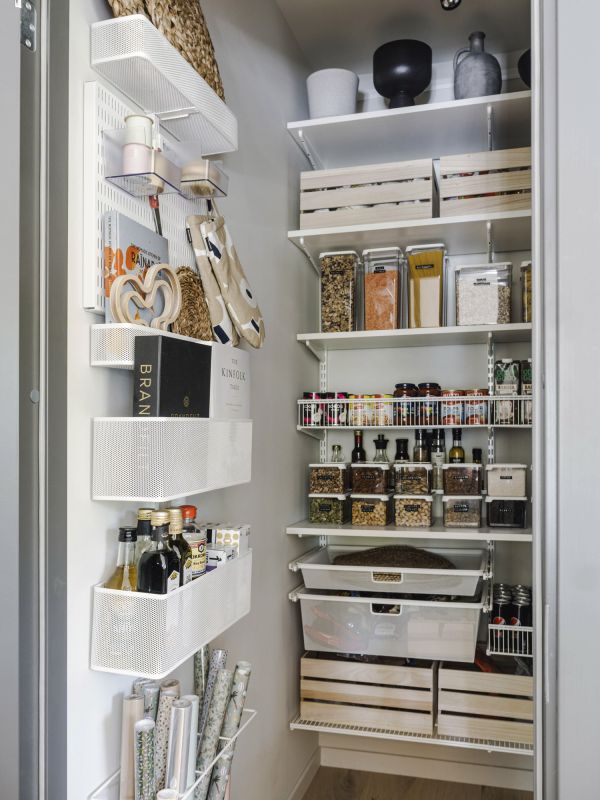 Blick in eine moderne Speisekammer eingerichtet mit Regalsystem