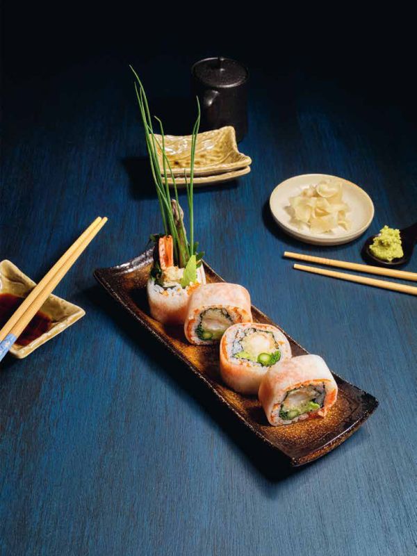 Ebi Tempura Roll mit geschälter Riesengarnele und grünem Spargel