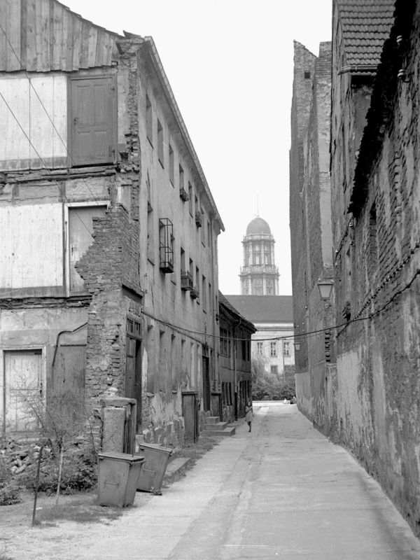 Gasse im Klosterviertel mit Sicht auf den Turm des Alten Stadthauses