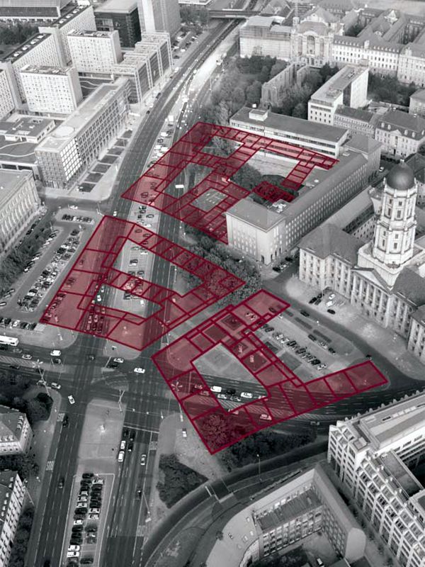 Die Grunerstraße verliert ihren mächtigen Stadtraum und führt, zweier Fahrspuren beraubt, in der Zukunft direkt hinterm Berliner Rathaus vorbei. Durch die Verschwenkung nach Norden entsteht neues Bauland