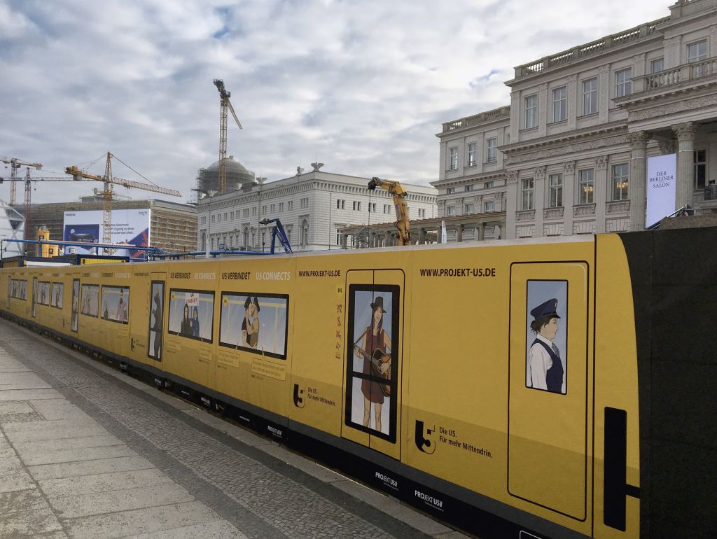 U5 mit Stadt und Baustelle im Hintergrund 
