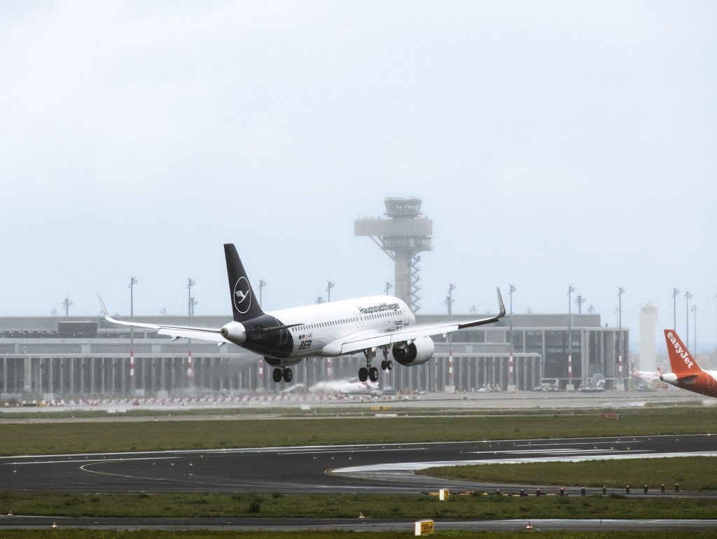 Flugzeug landet auf den Landebahn, BER