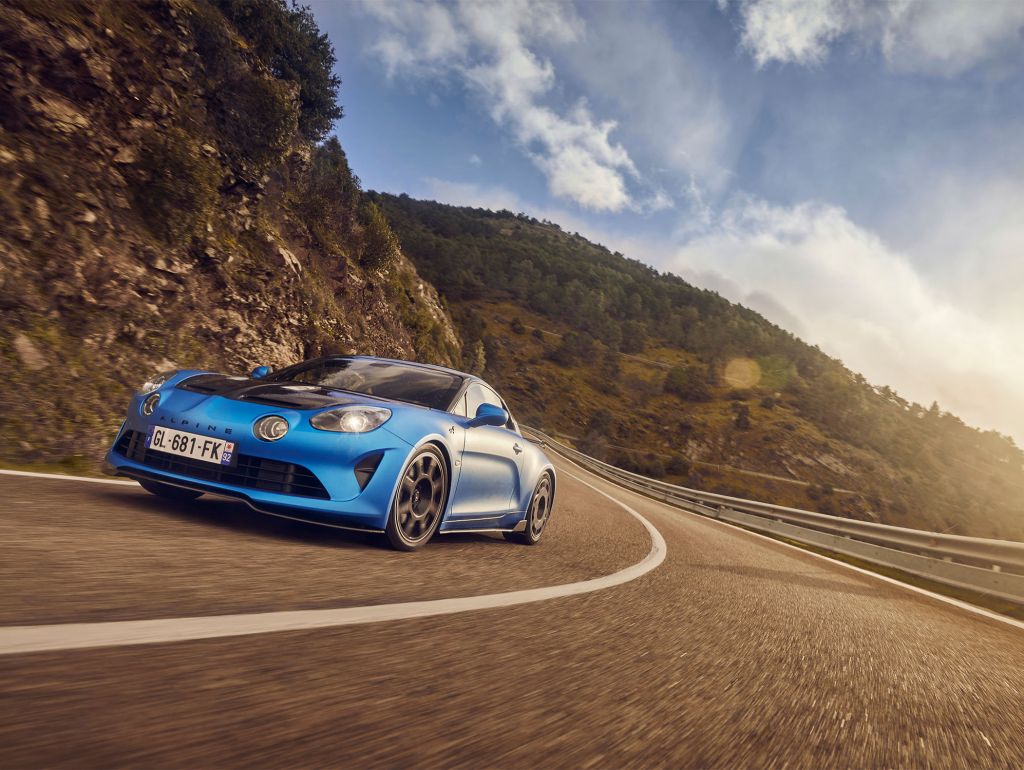 Alpine A110R auf einer Serpentinenstraße