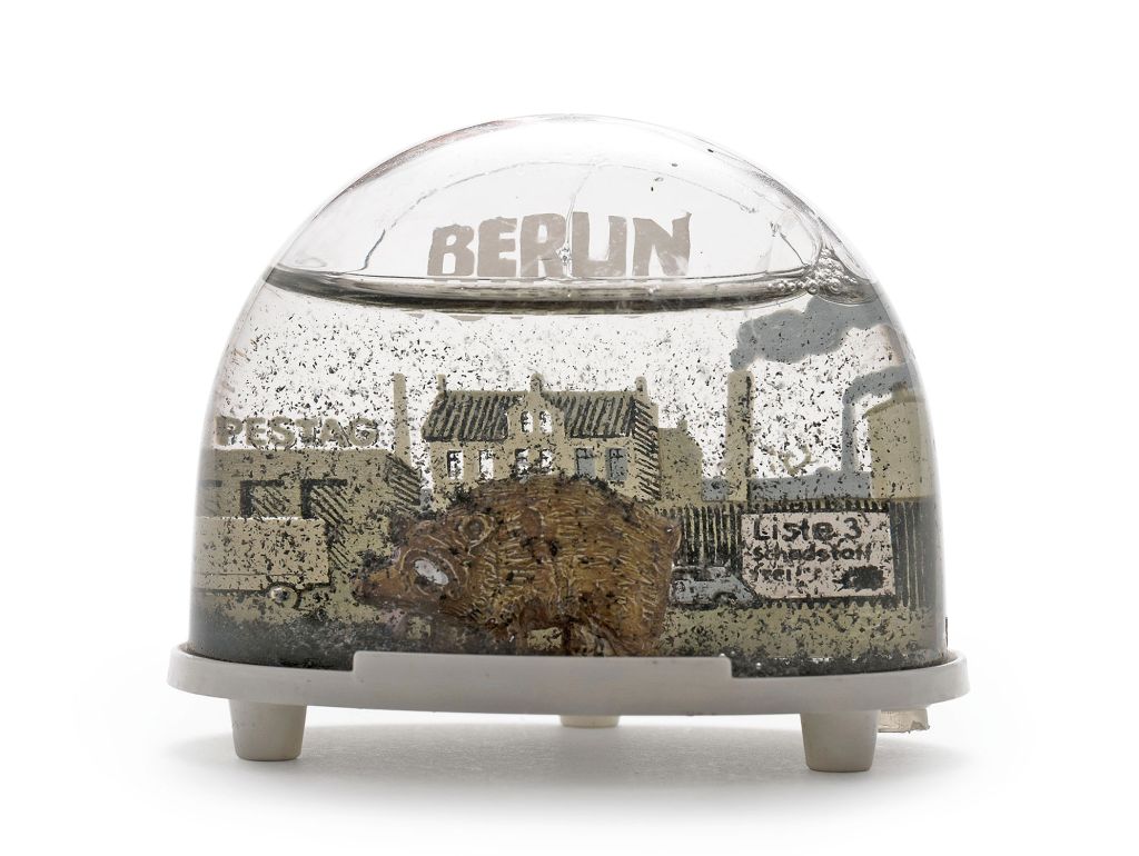 Smogkugel mit miniatüre Gebäuden aus Berlin