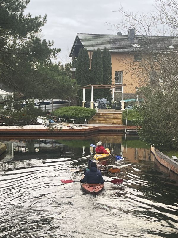 Kajakfahrer auf dem Kanal 